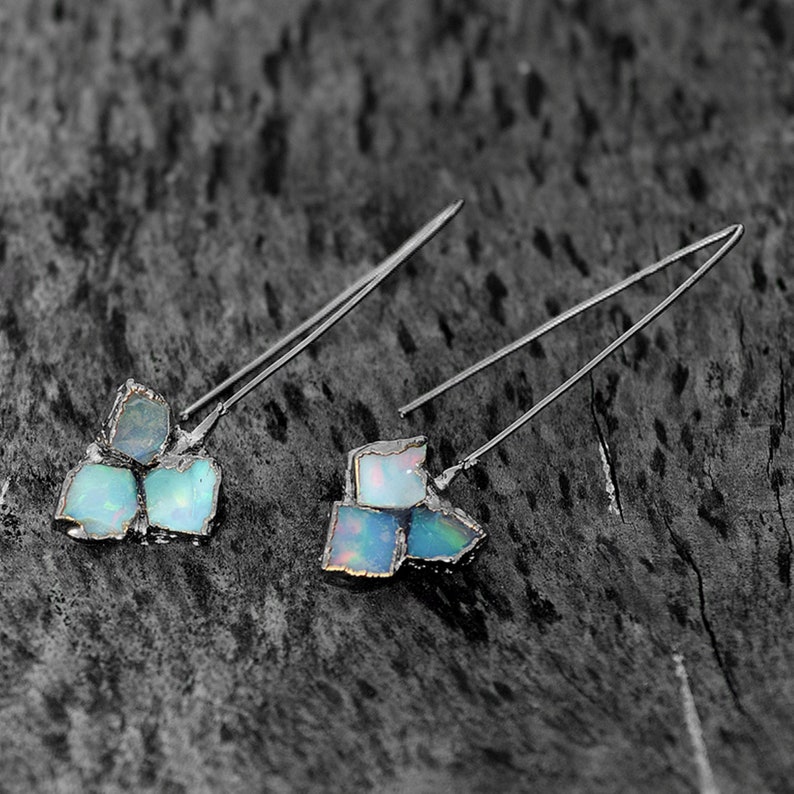 Pendientes de ópalo de fuego crudo Pendientes de ópalo áspero Pendiente de gancho colgante Pendiente de gota Joyería mínima Pendiente de piedra preciosa, Pendiente de latón Negro