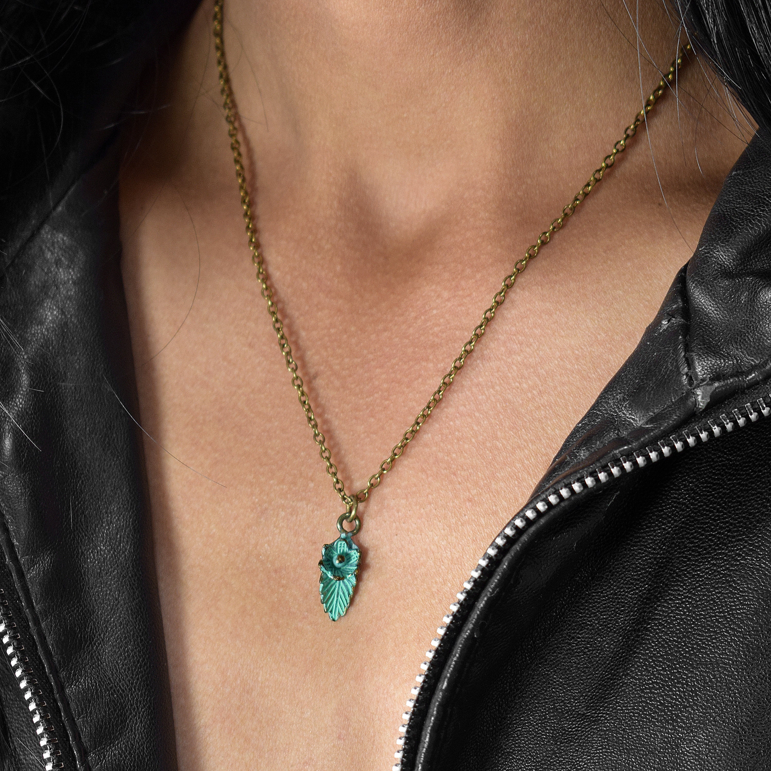 ハンドメイドの緑青メッキリーフフラワーネックレス  ブライズメイド