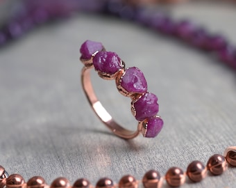Bague avec pierres précieuses rubis brut naturel \ bague multi-pierres \ bague pour femme \ bague minimaliste \ bague avec pierre de naissance \ cadeau pour une mère \ cadeau d'anniversaire