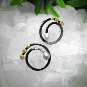 Braque Pearl Spiral Hoop Earrings / Huggie Earrings / Twist Earrings / Cartilage Helix Tiny Earrings / Copper Hoop Earrings / Gift For Her