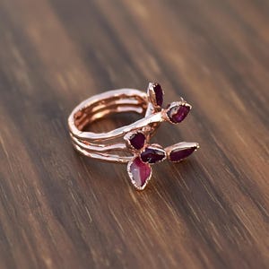 Anello con pietra preziosa naturale di rubino \ Anello minimal \ Regalo di anniversario \ Fede nuziale \ Anelli da donna \ Anello importante \ Anello con rami \ Anelli ad albero