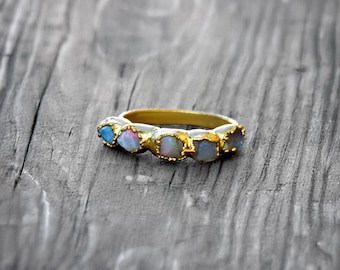 Raw Fire Opal Ring \ Edelsteenring \ Ringen voor vrouwen \ Trouwring \ Minimale ring \ Australian Opal Ring \ Sierlijke ring \ Stapelbare ring
