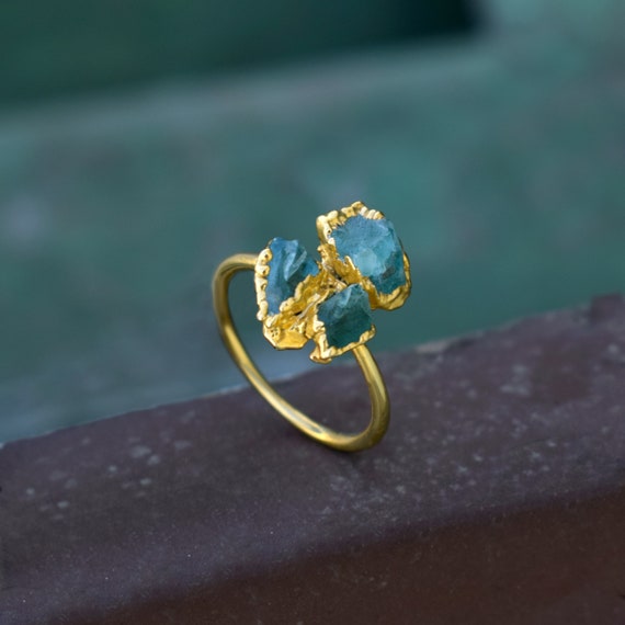 Bague pierre précieuse femme sale
