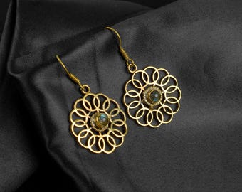 Brincos pendentes minimalistas de labradorita – Design floral em latão, presente de casamento