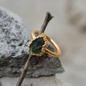 Roher Smaragd Birthstone Ring \ Rohstein Ring \ Womens Schmuck \ Statement Ring \ Birthstone Ring \ Ehering \ Vintage Ring \ Boho Ringe