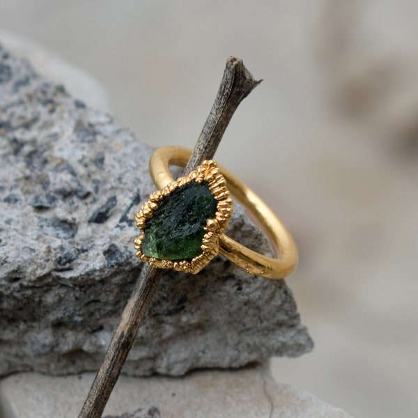 Raw Emerald Birthstone Ring \ Raw Stone Ring \ Womens Jewelry \ Statement Ring \ Birthstone Ring \ Wedding Ring \ Vintage Ring \ Boho Rings