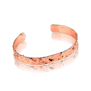 Pulseira com punho martelado | Pulseira com punho dourado | Pulseira empilhável | Pulseira com textura | Pulseira com punho aberto | Joias minimalistas | Presente para ela