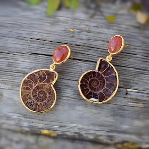 Zonnesteenoorbellen zee-ammoniet, fossiele boho-oorbellen