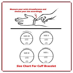 Op de afbeelding: Maattabel voor manchet armbanden, met polsomtrekmetingen in inches en centimeters voor maten XS, S, M en L.