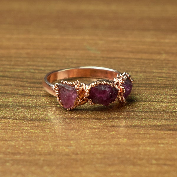 Bague en rubis brut naturel avec pierre précieuse \ bague en cuivre électroformé \ bague pour femme \ bague en pierre brute \ bague avec pierre de naissance \ bague délicate \ cadeau d'anniversaire