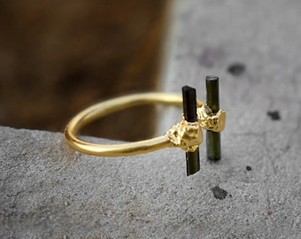 Anel de latão com turmalinas múltiplas: banhado a ouro, ajustável, joia minimalista.