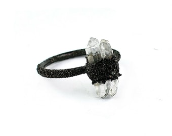 Ring van helder kristalkwarts met 3 stenen | Zwart geoxideerd koper