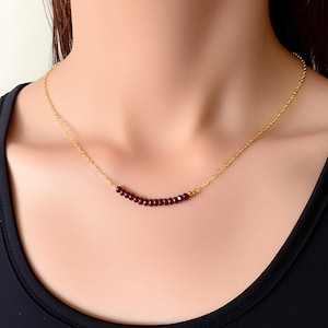 Halsband med naturlig röd rubin, mässingskedje-smycken (5 mm runda stenar)