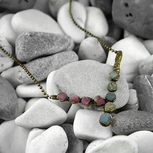 Colar de labradorita e rubi \ Colar de pedra bruta \ Colar de pedra preciosa \ Colar de corrente \ Colar minimalista \ Joias artesanais \ Presentes de casamento