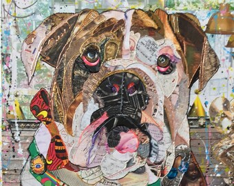 Pode incluir: Uma obra de arte de colagem que apresenta um bulldog com uma coleira verde e dourada. O bulldog é feito de várias peças de papel e tecido, criando uma imagem texturizada e colorida. O fundo é uma mistura de padrões e texturas coloridos.