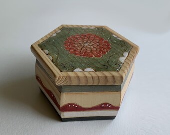 Jewelry box, rose on green