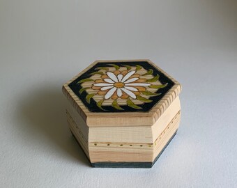 Jewelry box, square flower