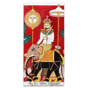 Op de afbeelding: Een levendig, verticaal schilderij toont een koninklijke figuur op een olifant tegen een rode achtergrond. De figuur, met een zwaard, is versierd met een kroon en zit op een versierde olifant. Een zonnembleem en een parasol zijn ook aanwezig.