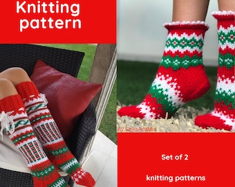 Op de afbeelding: PDF breipatroon voor een set van twee kerstsokken. De sokken zijn rood, wit en groen met een sneeuwvlokkenpatroon. Het patroon bevat instructies voor zowel kniehoge sokken als enkelsokken.