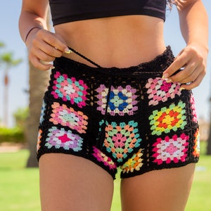 Shorts quadrati della nonna all&#39;uncinetto