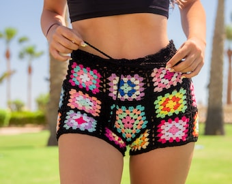 Op de afbeelding: Zwarte gehaakte shorts met kleurrijke vierkante patronen. De shorts zijn gemaakt van een lichtgewicht, ademende stof en perfect voor warm weer.