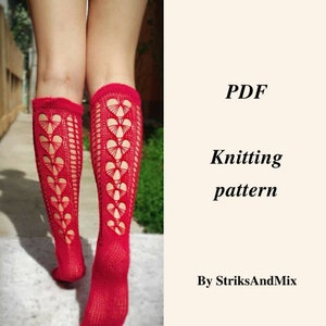 Puede incluir: Patrón de tejido de punto PDF para calcetines rojos hasta la rodilla con forma de corazón. Por StriksAndMix.