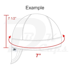 以下が含まれることがあります： 7インチの円周と7 1/2インチの高さの白い頭蓋骨キャップ。キャップは上部の真ん中に縫い目があり、耳を覆うフラップがあります。
