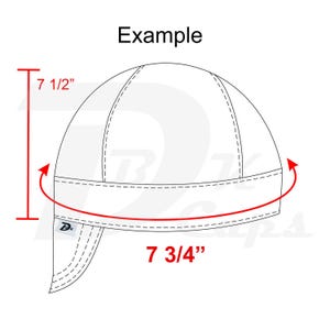以下が含まれることがあります： 「Example」というテキストが書かれた帽子を白黒の線画で描いたものです。帽子の高さは7 1/2インチ、幅は7 3/4インチです。