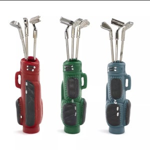 Puede incluir: Tres bolsas de golf en miniatura con palos de golf. Las bolsas son roja, verde y azul. Los palos son plateados.