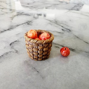 Casa de muñecas en miniatura con manzanas en cesta, escala 1:12