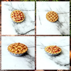 Può includere: Quattro mini torte con una crosta a reticolo. Due torte hanno una farcitura rossa e due torte hanno una farcitura gialla. Le torte sono su una superficie di marmo bianco.