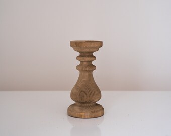 Set 3 Portacandele Per Candele A Colonna In Legno Di Pino Bianco Antico | Altezze 30.5, 22.9, 15.2 Cm | Rustico Con Tazza In Ferro E Base In Feltro