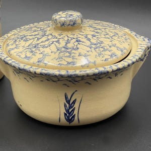 Robinson Ransbottom Roseville Blue Spongeware Wheat Bean Pot Casserole Dish