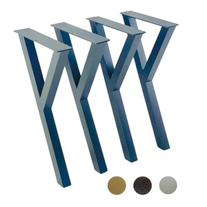 Op de afbeelding: Een set van drie keramische mokken met een gespikkelde, matte afwerking. Elke mok heeft een andere kleur: lichtblauw, crème en grijs. De mokken hebben een eenvoudig, modern ontwerp met een afgeronde vorm en een comfortabel handvat.