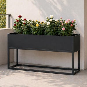 Può includere: Una fioriera rettangolare nera su una struttura in metallo nero, piena di rose colorate. Le rose sono rosse, gialle, bianche e rosa. La fioriera è su un patio con un muro colorato neutro e una porta a vetri.