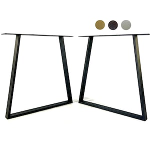 Può includere: Due gambe per tavolo in metallo nero con design a trapezio. Le gambe hanno una parte superiore piatta e lati angolati, adatte per un tavolo moderno. Sono visibili tre campioni di colore: oro, marrone scuro e argento.