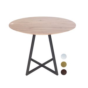 Può includere: Tavolo rotondo in legno con superficie marrone chiaro e base in metallo nero. Il tavolo ha un design unico con un ritaglio sul bordo. La base presenta un supporto a forma di X. Sono visibili tre campioni di colore.