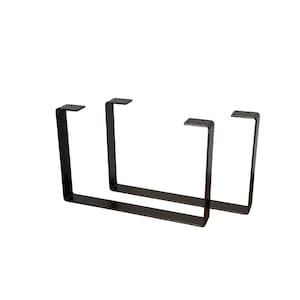 Op de afbeelding: Twee zwarte metalen tafelpoten in U-vorm, met montageplaten aan de bovenkant. De poten zijn gemaakt van dik, stevig metaal en zijn ontworpen om een tafelblad te ondersteunen. De poten worden tegen een witte achtergrond getoond.