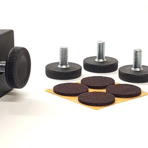 Self-levelling pads for table legs