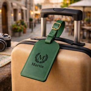 Puede incluir: Una taza de cerámica blanca con asa negra y el texto "But First, Coffee" en negro, con una fuente de estilo manuscrito. La taza está sobre una superficie blanca.