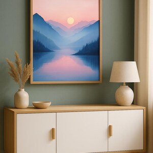 Sunset Lake Wall Art - Montagne blu nebbiose e cielo rosa stampabile | Poster di paesaggio scandinavo | Download digitale