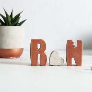 Juego de regalo con iniciales de pareja, juego de letras 3d de hormigón, juego de regalo de aniversario de cobre, dos letras de hormigón y un mini corazón 3d