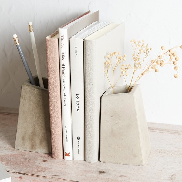 Concrete Pot Book Ends, parfait pour les stylos, les fleurs séchées ou les plantes d’intérieur. Commandez individuellement ou à deux