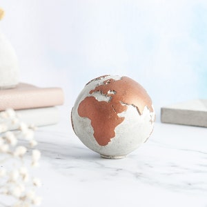 Globe de cuivre en béton 3d, parfait comme presse-papier ou pour un 7e anniversaire de cuivre image 1