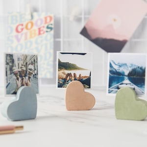 Porta-fotos de concreto em formato de coração ou porta-cartões de visita, ideais para guardar cartões de visita de casamento. Várias cores disponíveis, ótimo para presentear