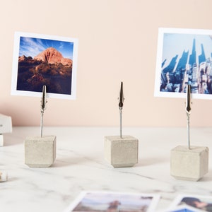 Handgemaakte kubusvormige betonnen fotocliphouders - perfect voor foto's of naamkaartjes