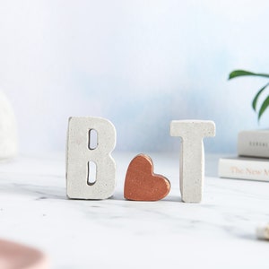 Conjunto inicial personalizado de letras de hormigón gris crudo con mini corazón de cobre - Decoración del hogar personalizada y elegante