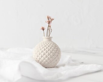 Geometric Concrete Bud Vase: Modern Minimalist Decor