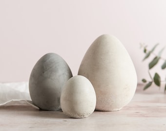 Huevos de hormigón en tamaños pequeños, medianos y grandes: decoración versátil de Pascua y primavera