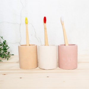 Round toothbrush holders, two sizes and multiple colours available image 2